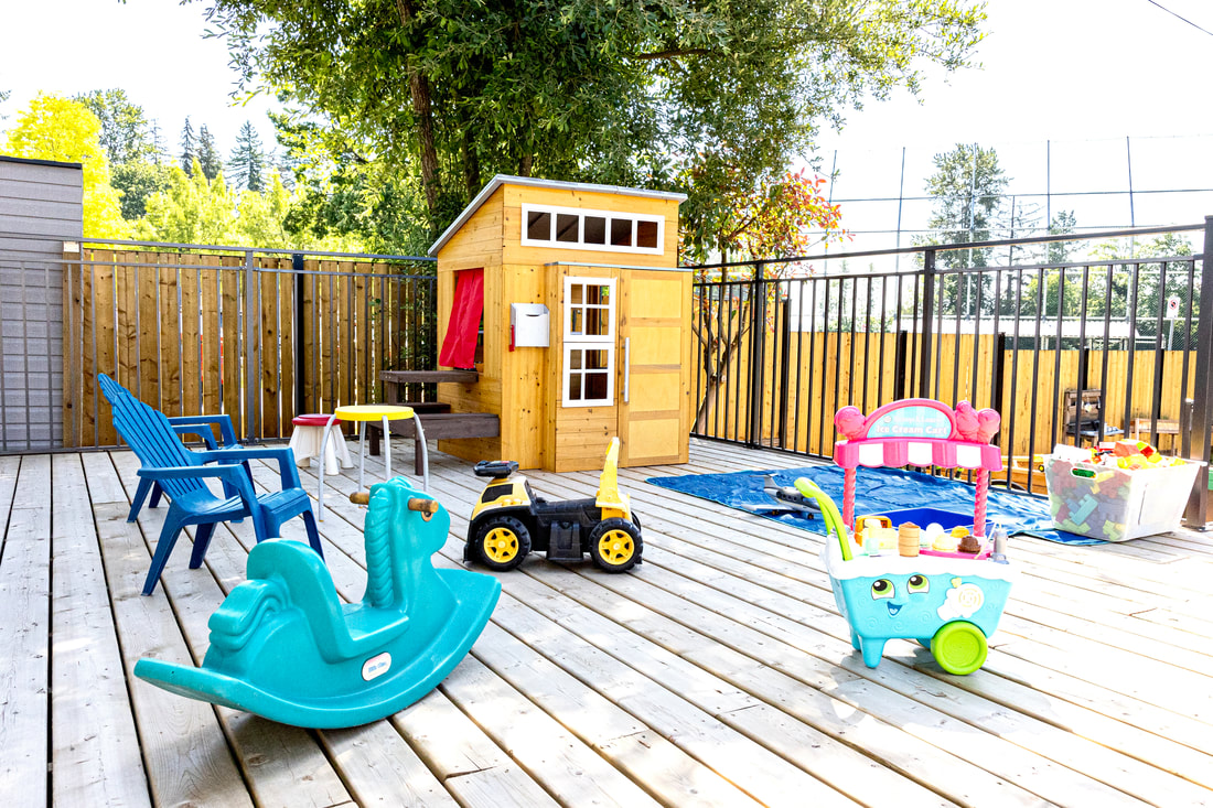 Cedar upper deck with playhouse